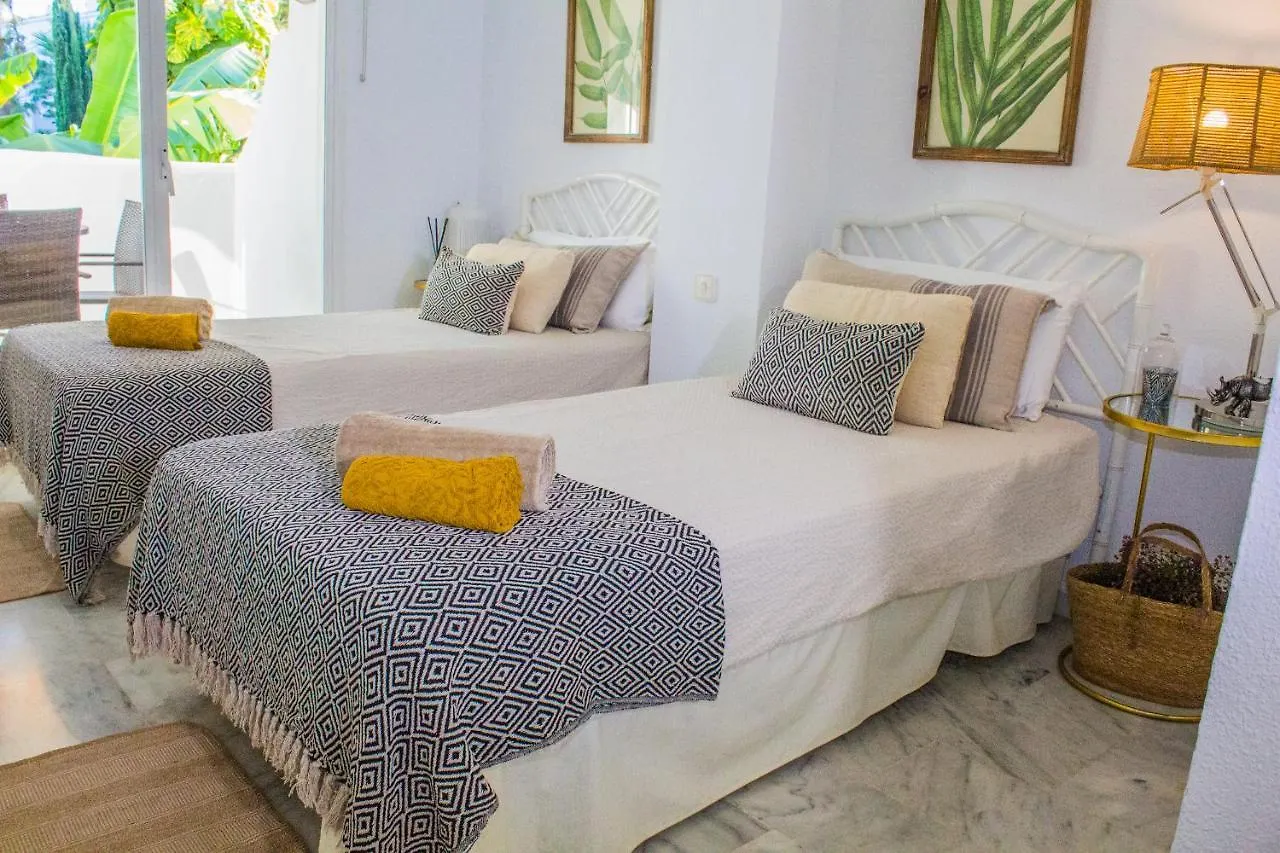 Benalgolf: Seaside Apartment with Private BBQ Backyard Benalmadena