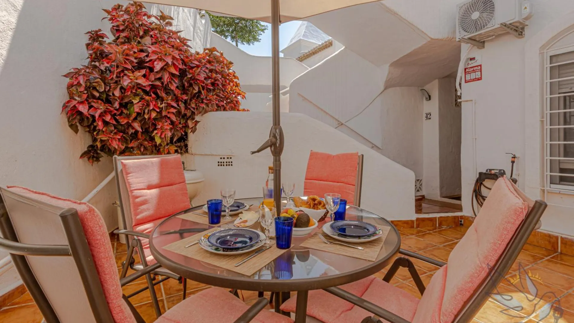 Benalgolf: Seaside Apartment with Private BBQ Backyard Benalmadena